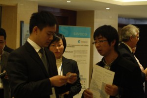 合乐HL8•官网工作人员(左一、二)与现场来宾交流