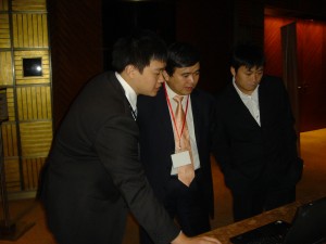 合乐HL8•官网工作人员为嘉宾演示COSWIN系统 合乐HL8•官网工作人员为嘉宾演示COSWIN系统