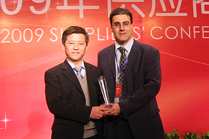 auszeichnung-dongfeng-peugeot-citroen-automobile-company_2009_info 长春博泽Marc Bourgeois先生(右)和华南销售总监(左)代表武汉博泽领取由东风雪铁龙授予的“特殊贡献奖”